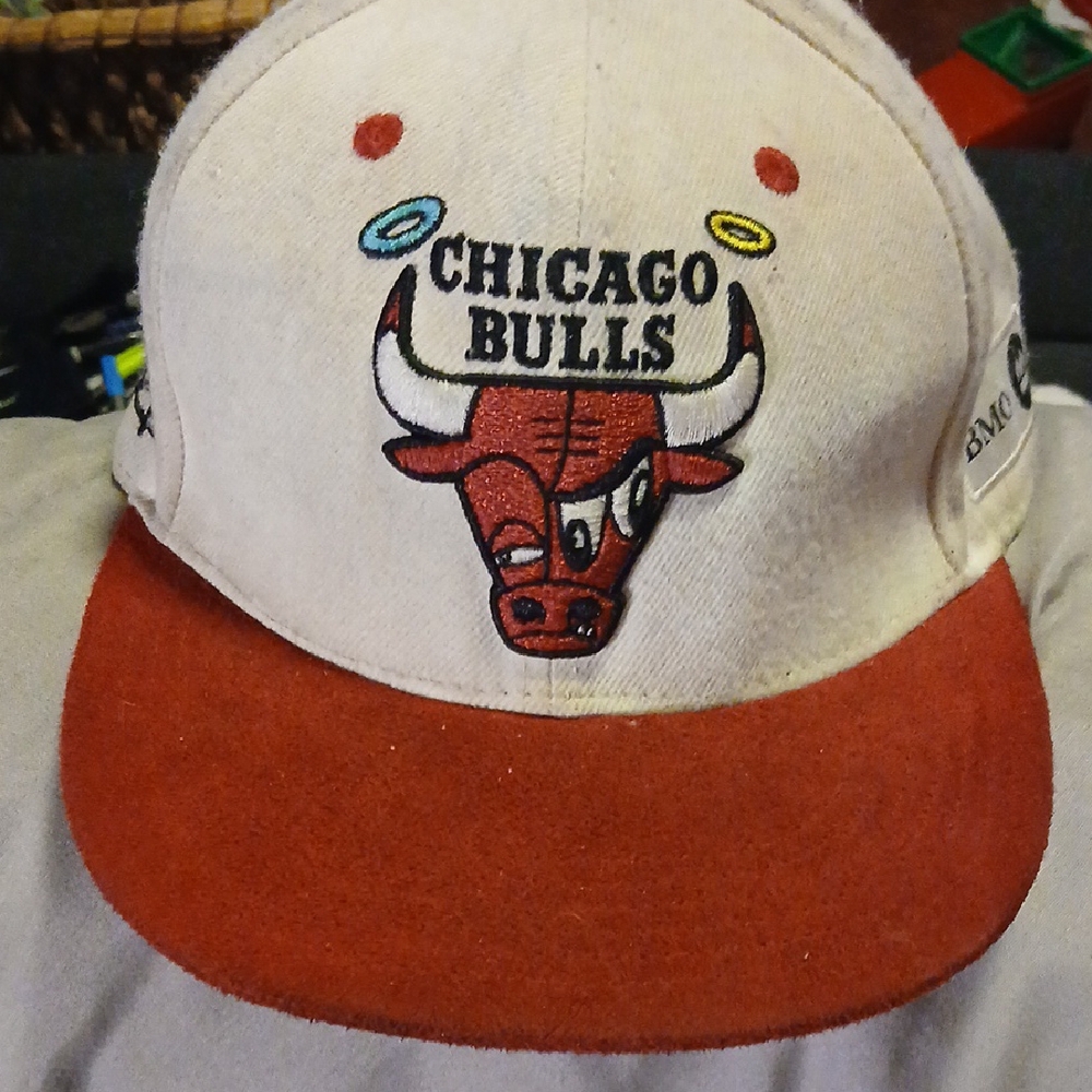 Chicago Bulls Cap with Red Brim Bmo New Era Brand